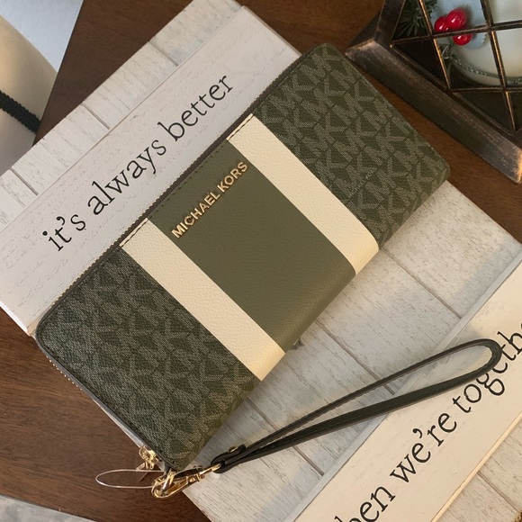 Michael Kors Handbags - New MK full size wallet ♥️